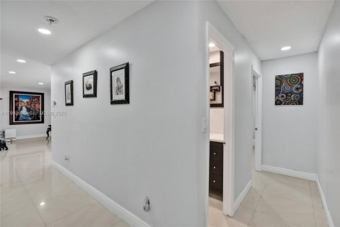 House in Miami, Florida 4 bedrooms, 198.35 sq.m. № 2066126 - photo 17