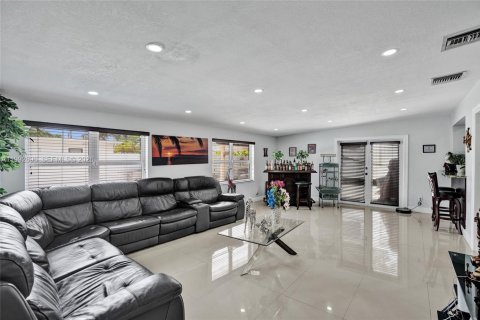 House in Miami, Florida 4 bedrooms, 198.35 sq.m. № 2066126 - photo 13