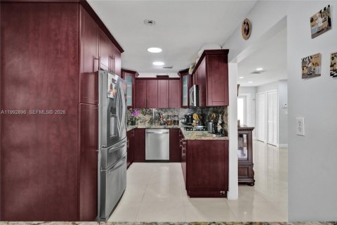 House in Miami, Florida 4 bedrooms, 198.35 sq.m. № 2066126 - photo 11