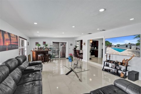 House in Miami, Florida 4 bedrooms, 198.35 sq.m. № 2066126 - photo 14