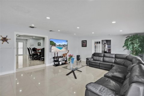 House in Miami, Florida 4 bedrooms, 198.35 sq.m. № 2066126 - photo 15