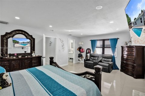 House in Miami, Florida 4 bedrooms, 198.35 sq.m. № 2066126 - photo 20
