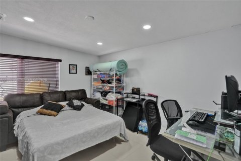 House in Miami, Florida 4 bedrooms, 198.35 sq.m. № 2066126 - photo 30