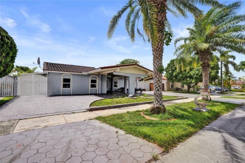 House in Miami, Florida 4 bedrooms, 198.35 sq.m. № 2066126 - photo 2