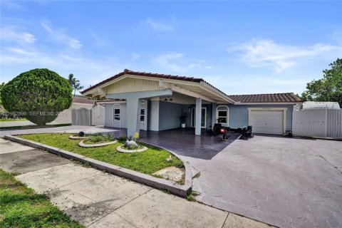 House in Miami, Florida 4 bedrooms, 198.35 sq.m. № 2066126 - photo 4