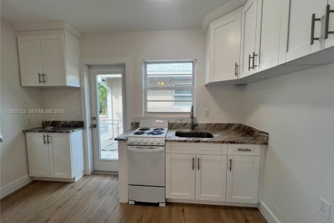 Villa ou maison à louer à Lake Worth, Floride: 1 chambre, 46.45 m2 № 2008576 - photo 2