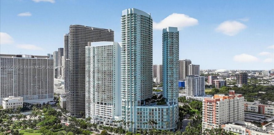 Кондоминиум с 4 комнатами в Майами, Флорида № 1955816