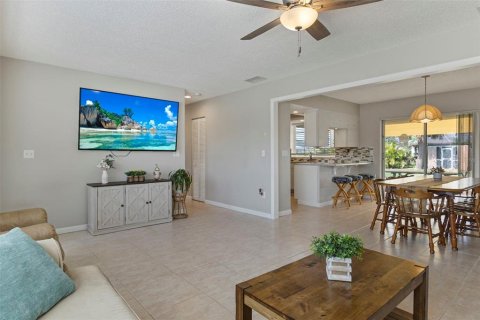 House in Port Charlotte, Florida 4 bedrooms, 128.39 sq.m. № 1546306 - photo 6