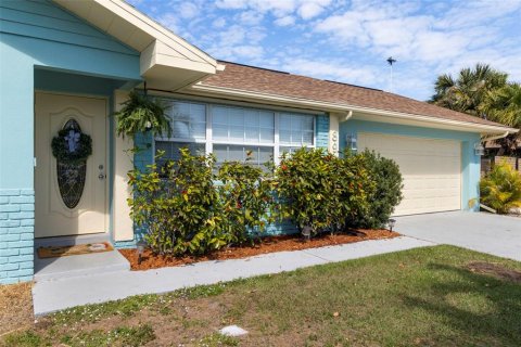 House in Port Charlotte, Florida 4 bedrooms, 128.39 sq.m. № 1546306 - photo 2