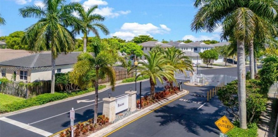 House in Homestead, Florida 5 bedrooms, 201.6 sq.m. № 1972141