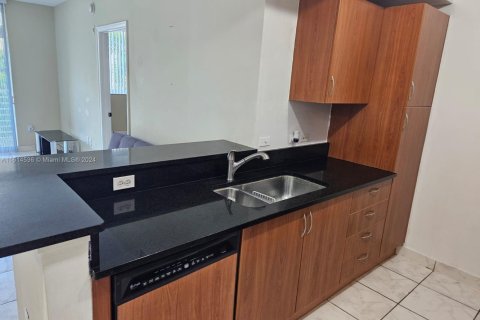 Condo in Aventura, Florida, 2 bedrooms № 1236423 - photo 1
