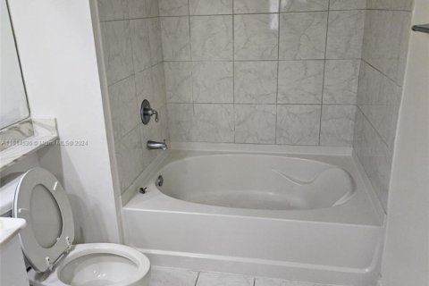 Condo in Aventura, Florida, 2 bedrooms № 1236423 - photo 9