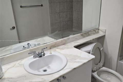 Condo in Aventura, Florida, 2 bedrooms № 1236423 - photo 13