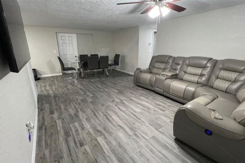 House in Holiday, Florida 4 bedrooms, 105.91 sq.m. № 2155628 - photo 2