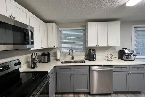 House in Holiday, Florida 4 bedrooms, 105.91 sq.m. № 2155628 - photo 8