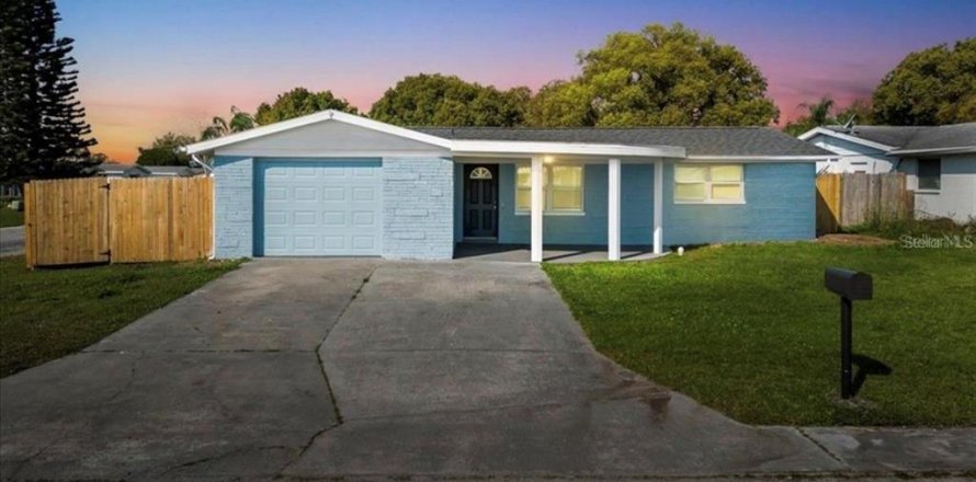 House in Holiday, Florida 4 bedrooms, 105.91 sq.m. № 2155628