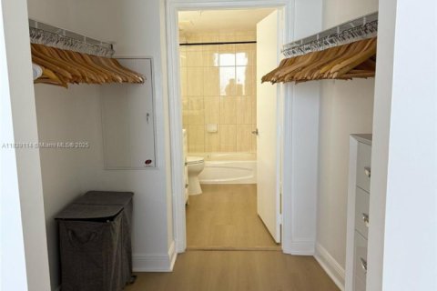 Condominio en alquiler en Miami, Florida, 2 dormitorios, 97.36 m2 № 1825761 - foto 12