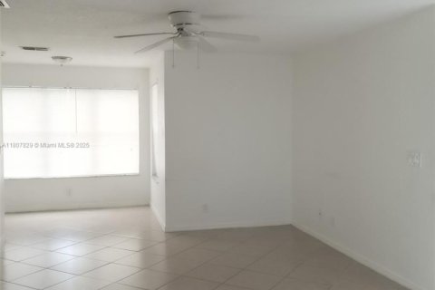Condo in Margate, Florida, 2 bedrooms № 1933571 - photo 11