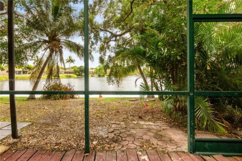 Купить таунхаус в Пемброк-Пайнс, Флорида 2 спальни, 96.62м2, № 2013249 - фото 23