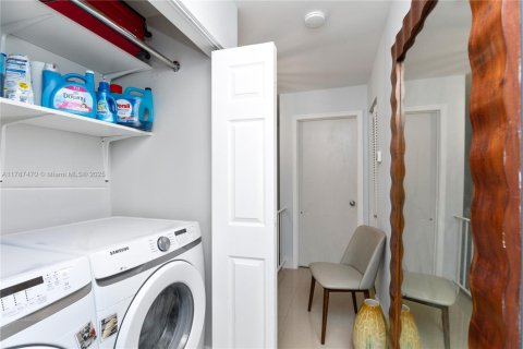 Купить таунхаус в Пемброк-Пайнс, Флорида 2 спальни, 96.62м2, № 2013249 - фото 15