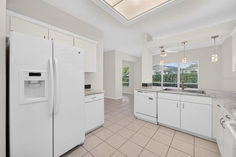 House in Clermont, Florida 3 bedrooms, 202.81 sq.m. № 2434892 - photo 13