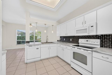 House in Clermont, Florida 3 bedrooms, 202.81 sq.m. № 2434892 - photo 12
