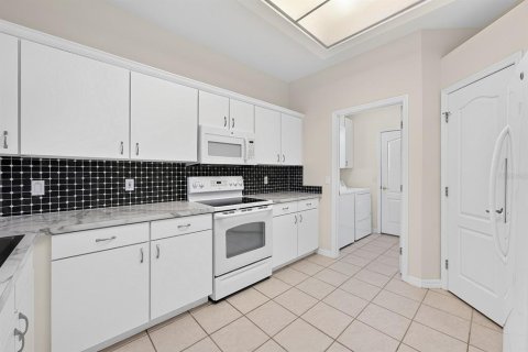 House in Clermont, Florida 3 bedrooms, 202.81 sq.m. № 2434892 - photo 11