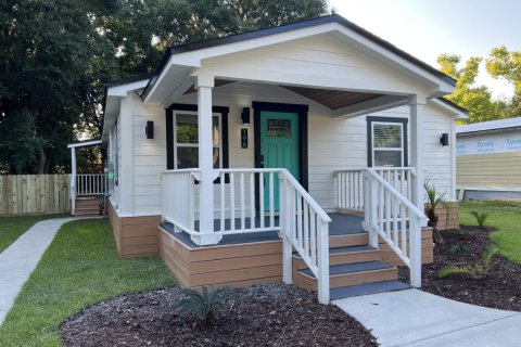 House in Crestview, Florida 2 bedrooms, 107.21 sq.m. № 590381 - photo 1
