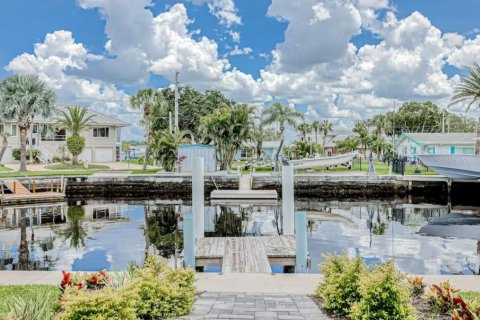 House in Port Richey, Florida 3 bedrooms, 158.03 sq.m. № 2217296 - photo 26