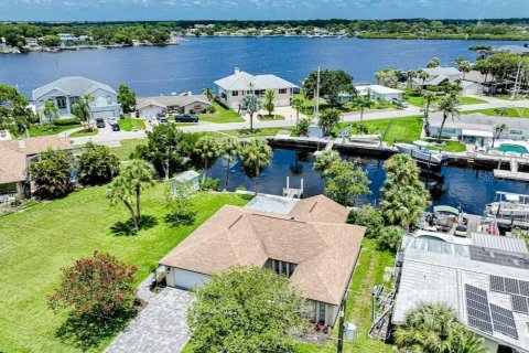 House in Port Richey, Florida 3 bedrooms, 158.03 sq.m. № 2217296 - photo 2