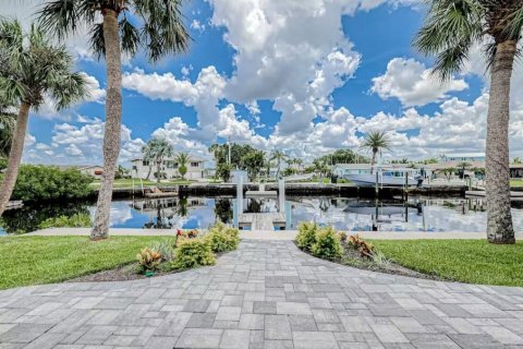 House in Port Richey, Florida 3 bedrooms, 158.03 sq.m. № 2217296 - photo 3