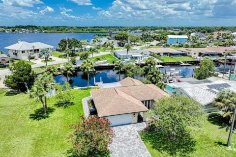 House in Port Richey, Florida 3 bedrooms, 158.03 sq.m. № 2217296 - photo 28