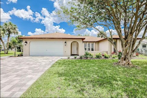 House in Port Richey, Florida 3 bedrooms, 158.03 sq.m. № 2217296