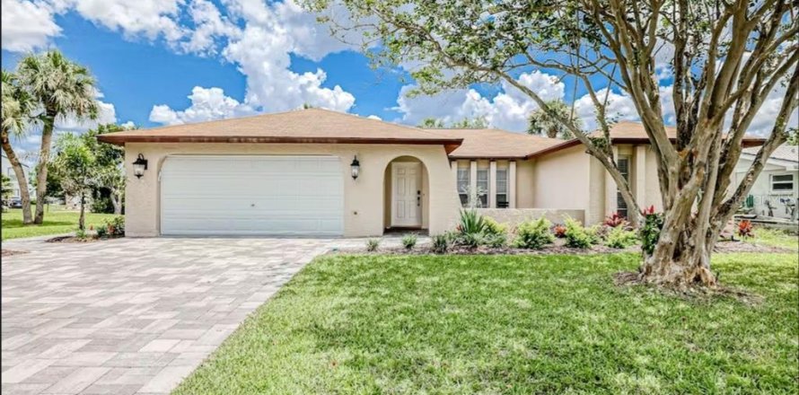 House in Port Richey, Florida 3 bedrooms, 158.03 sq.m. № 2217296