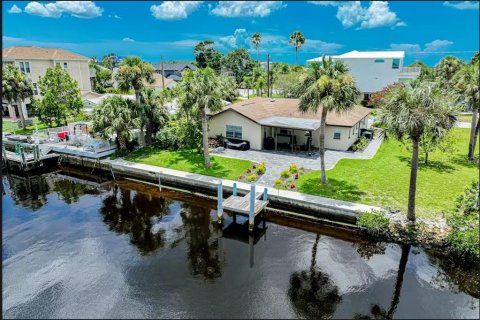 House in Port Richey, Florida 3 bedrooms, 158.03 sq.m. № 2217296 - photo 24