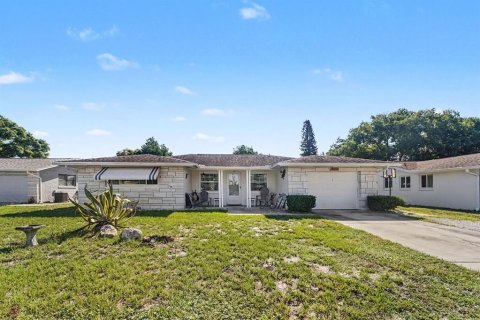 House in Port Richey, Florida 2 bedrooms, 128.11 sq.m. № 2366729