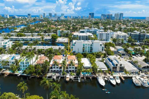 Adosado en Fort Lauderdale, Florida 3 dormitorios, 271.37 m2 № 2365242