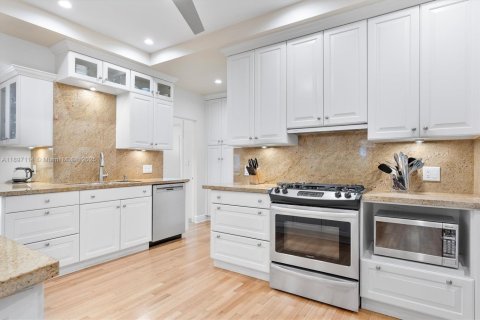 House in Miami Shores, Florida 5 bedrooms, 335.93 sq.m. № 1948573 - photo 13