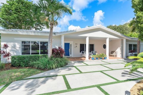 House in Miami Shores, Florida 5 bedrooms, 335.93 sq.m. № 1948573 - photo 1