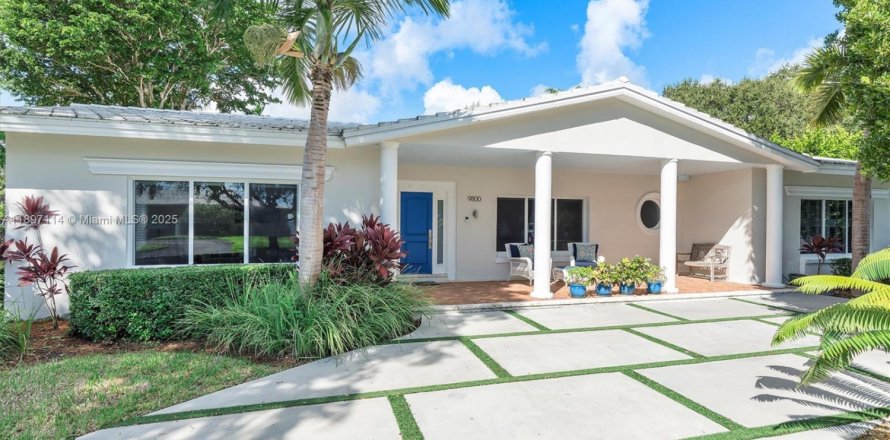 House in Miami Shores, Florida 5 bedrooms, 335.93 sq.m. № 1948573