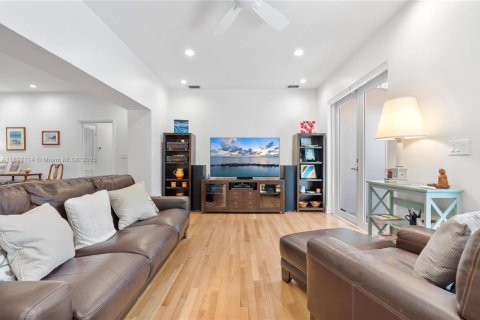 House in Miami Shores, Florida 5 bedrooms, 335.93 sq.m. № 1948573 - photo 15