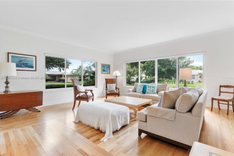 House in Miami Shores, Florida 5 bedrooms, 335.93 sq.m. № 1948573 - photo 8