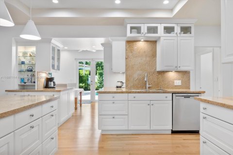 House in Miami Shores, Florida 5 bedrooms, 335.93 sq.m. № 1948573 - photo 14