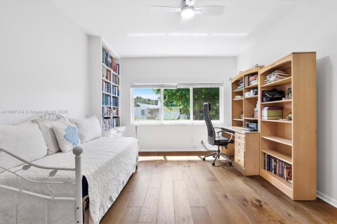 House in Miami Shores, Florida 5 bedrooms, 335.93 sq.m. № 1948573 - photo 25