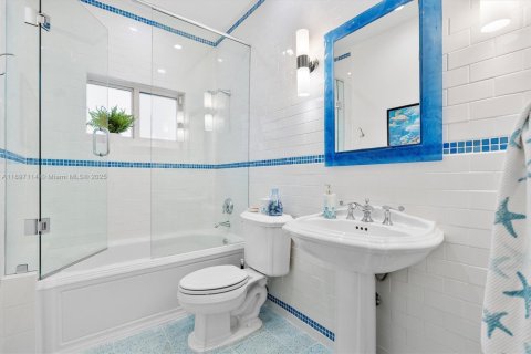House in Miami Shores, Florida 5 bedrooms, 335.93 sq.m. № 1948573 - photo 26
