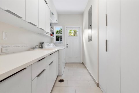 House in Miami Shores, Florida 5 bedrooms, 335.93 sq.m. № 1948573 - photo 2