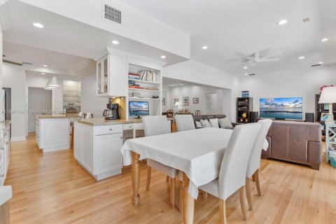 House in Miami Shores, Florida 5 bedrooms, 335.93 sq.m. № 1948573 - photo 16