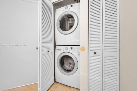 Condominio en alquiler en Miami, Florida, 1 dormitorio, 89.09 m2 № 1989651 - foto 8