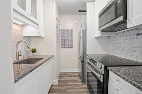 Condo in Clearwater, Florida, 1 bedroom  № 1915114 - photo 8