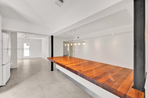 Снять в аренду виллу или дом в Бискейн-Парк, Флорида 3 спальни, 200.67м2, № 2032873 - фото 8